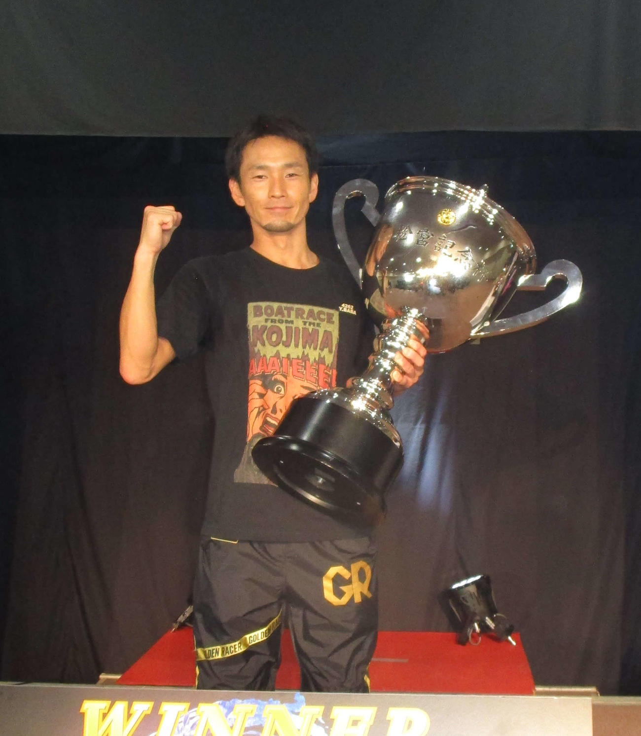 住之江G1高松宮記念を制し、トロフィーを手にガッツポーズの馬場貴也