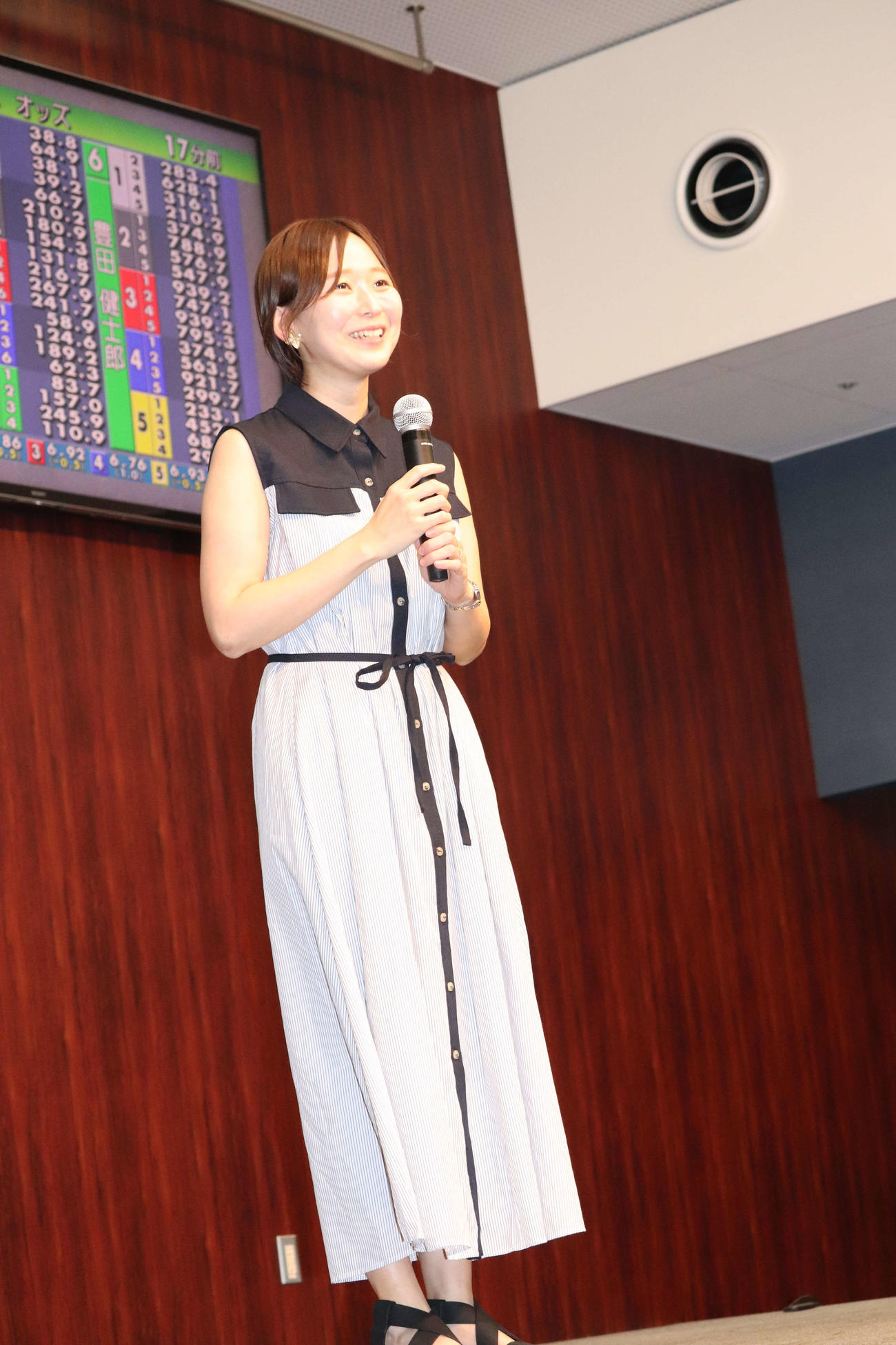 場内で産休中の西岡成美のトークショーが行われた（撮影・神田成史）