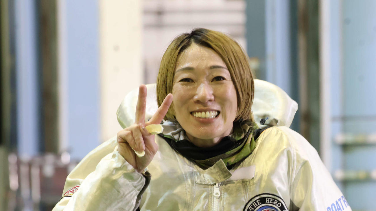 2日目8Rを逃げ切った川野芽唯が笑顔を見せた
