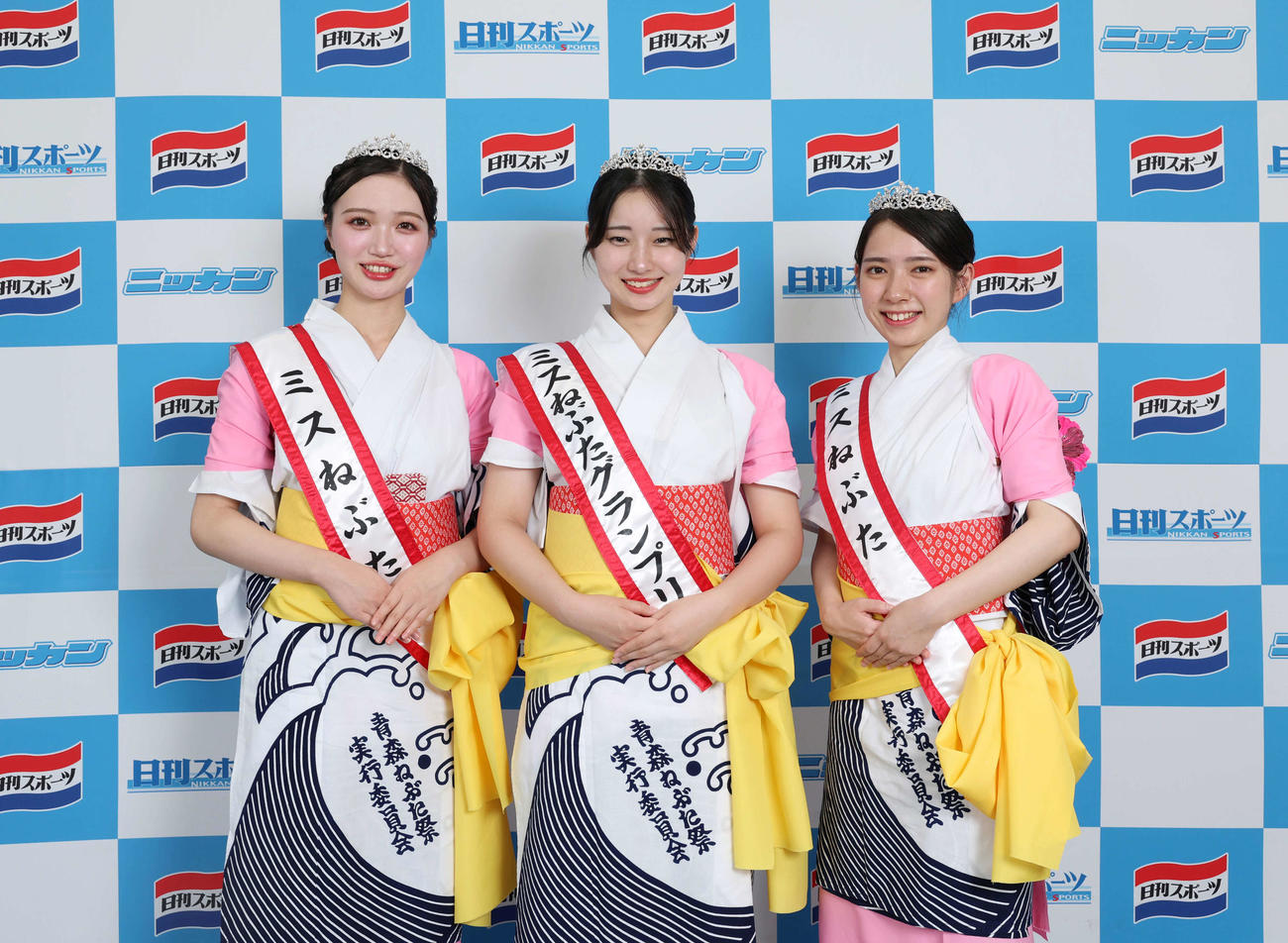みちのく記念競輪　善知鳥杯争奪戦のPRで来社した左からミスねぶた堀優美さん、ミスねぶたグランプリ萬谷凜世さん、ミスねぶた小野結惟さん（撮影・増田悦実）