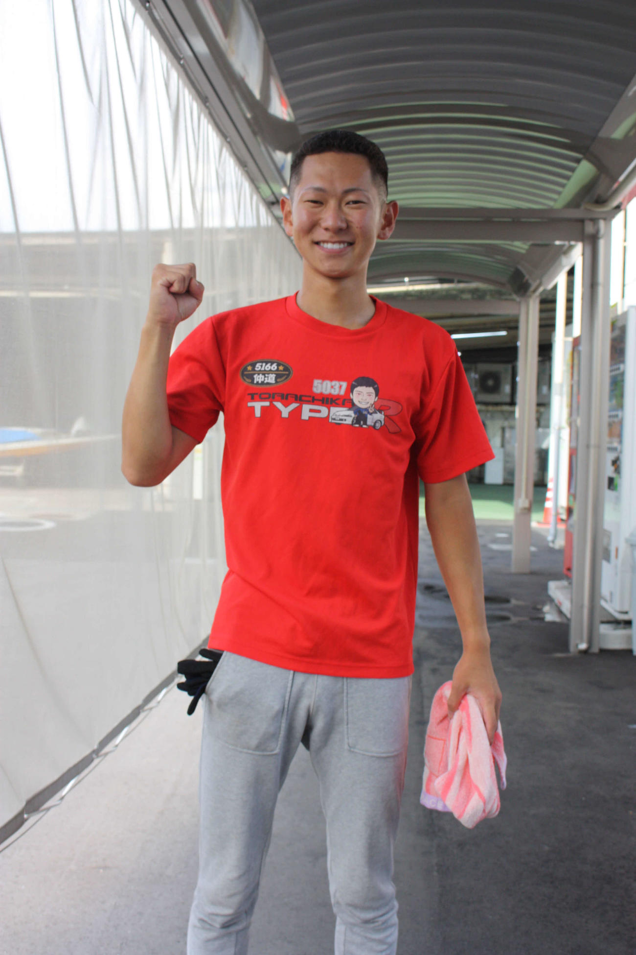 仲道大輔が4日目8Rで、今節3勝目を挙げてガッツポーズ