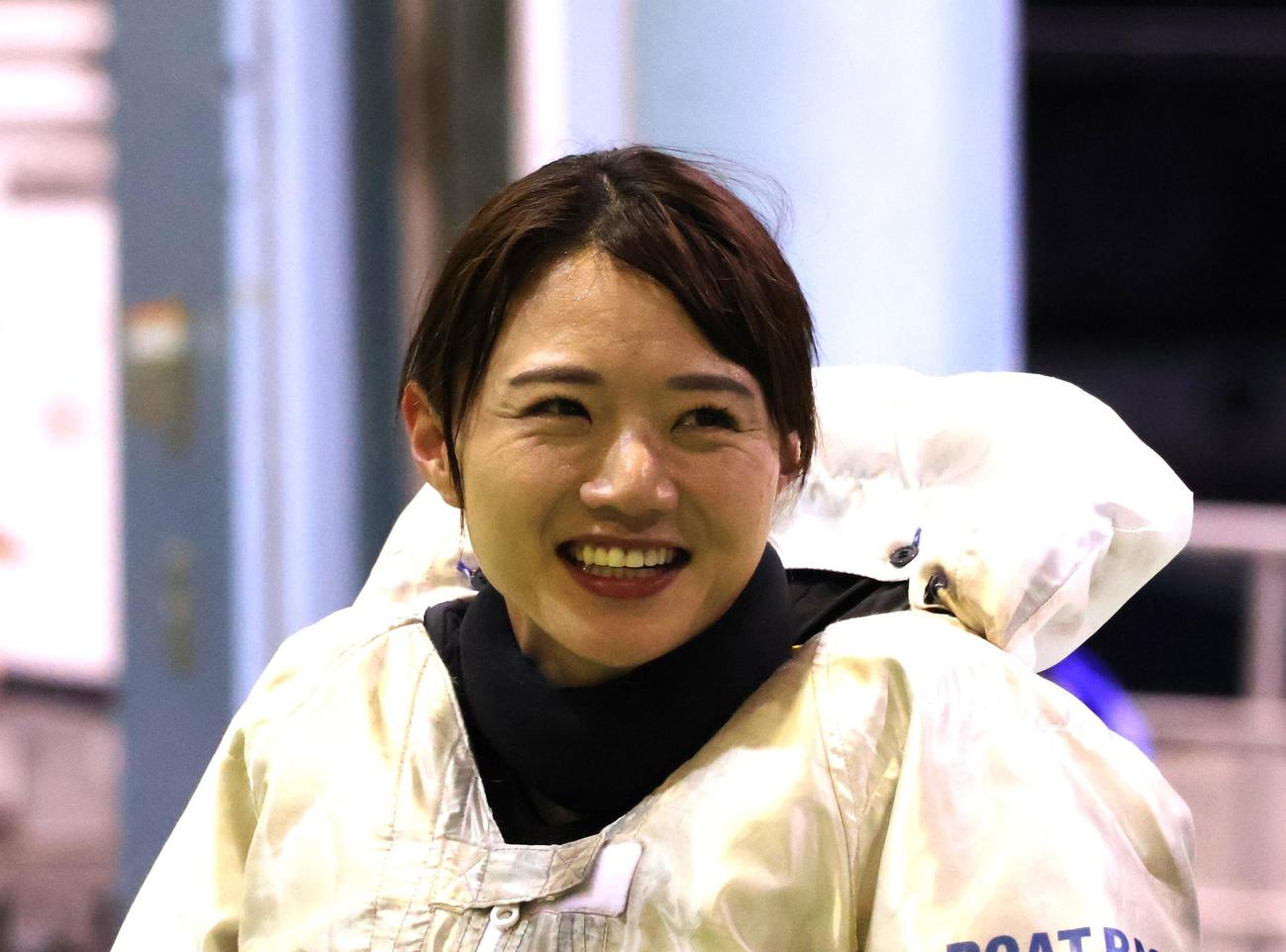 勝負駆けを決めた深川麻奈美が笑顔を見せた