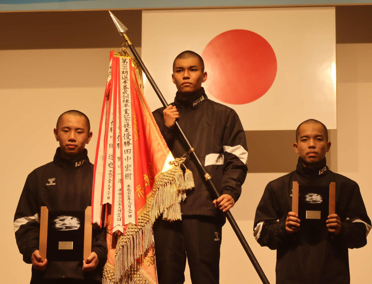 養成所チャンプ決定戦で優勝した藤田康生（中）、２着の鈴木雄登（左）、３着の安藤瑠希（撮影・中牟田康）