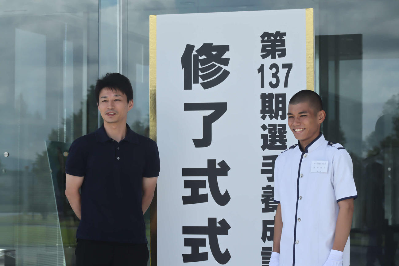 養成所チャンプ決定戦を制した藤田康生（右）と藤田竜弘