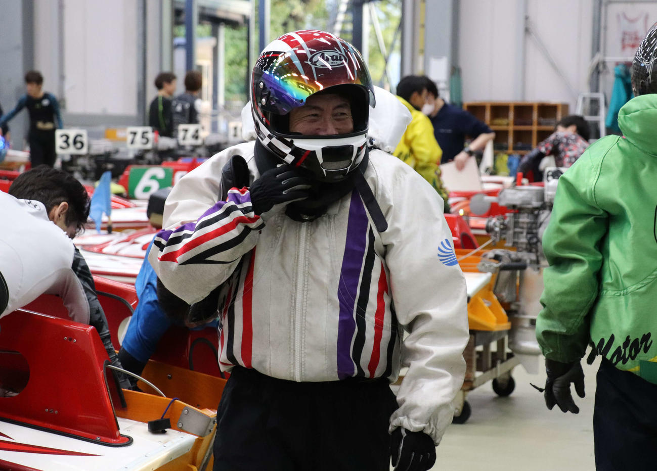 6Rを勝利してヘルメット越しに笑顔を見せる吉岡誠