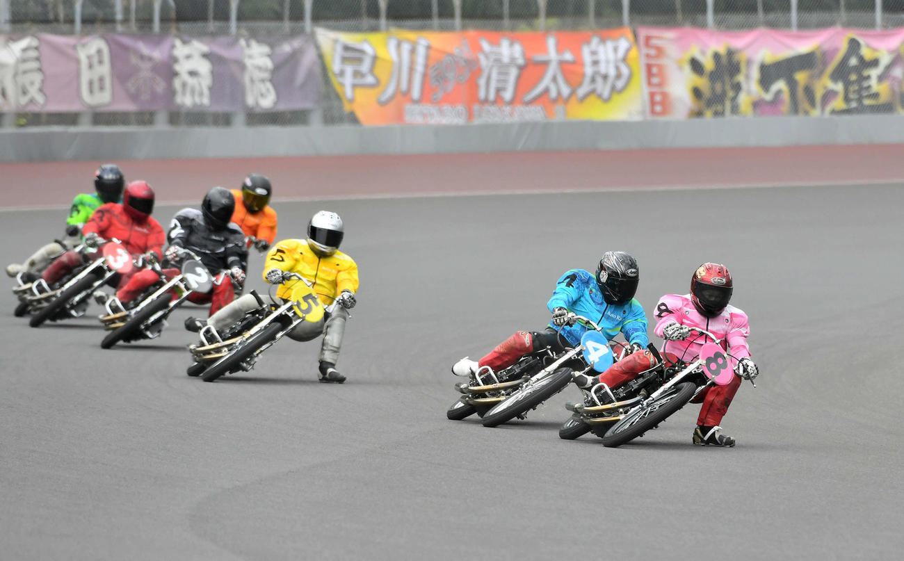 1Rの最終周回を先頭で回る8番車・中村雅人（撮影・岩下翔太）