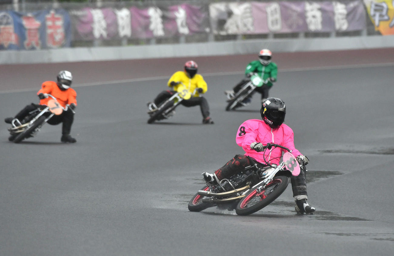 特別G1共同通信社杯プレミアムカップ2日目　7R、先頭で最終周回をする8番車の荒尾聡（撮影・岩下翔太）
