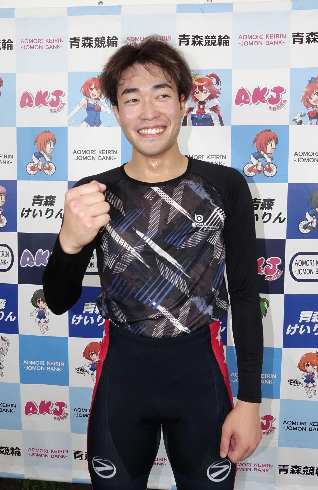 笑顔でポーズを決める小堀敢太