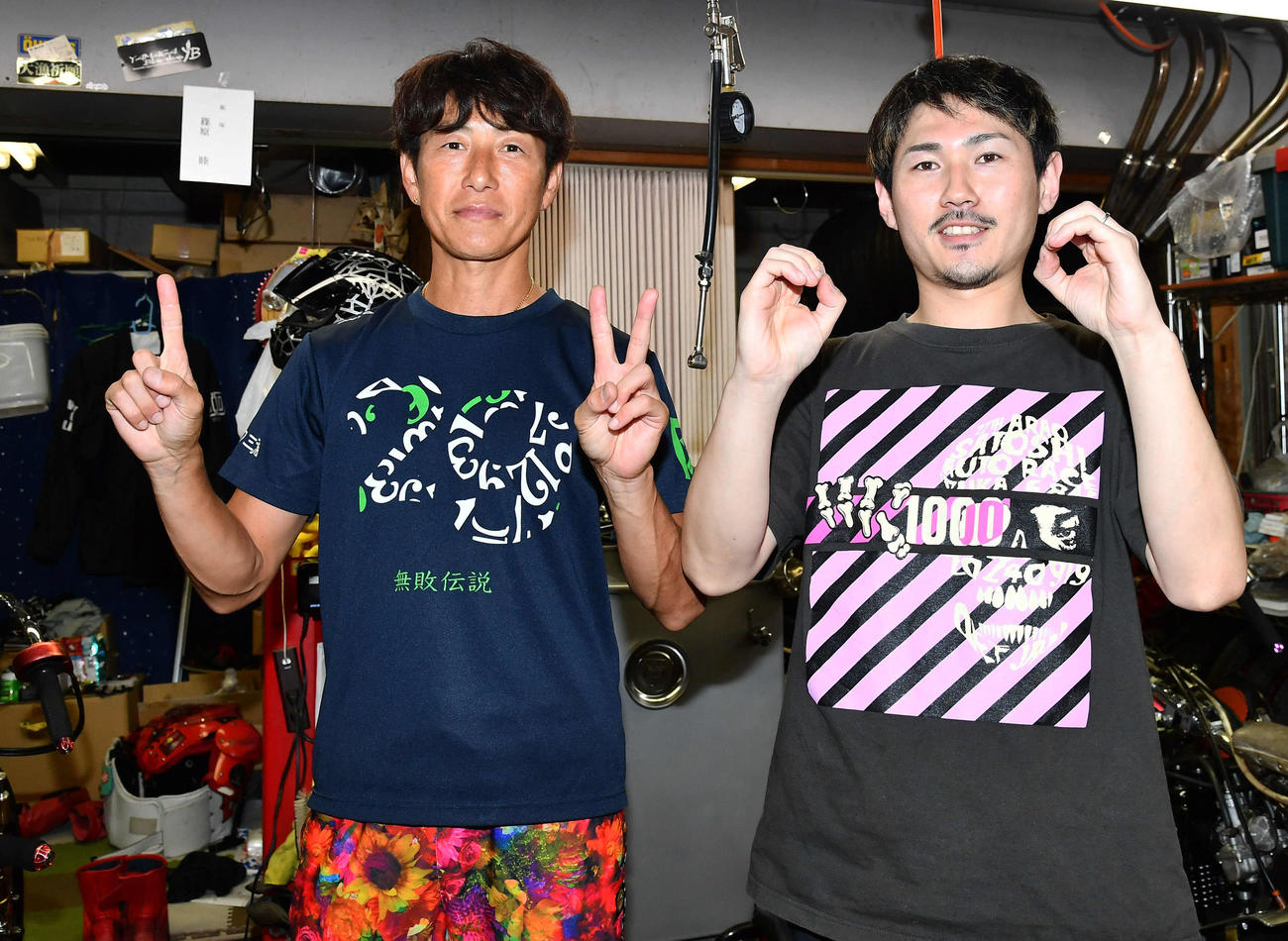 通算1200勝目を挙げた篠原睦（左）は吉松優輝と「1200」ポーズ（撮影・岩下翔太）