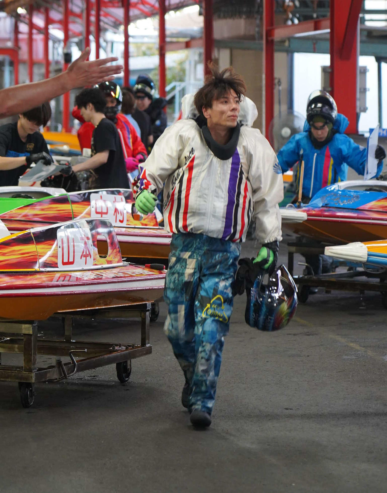 優勝した尾嶋一広が係員に促され、ウイニングランへと向かう