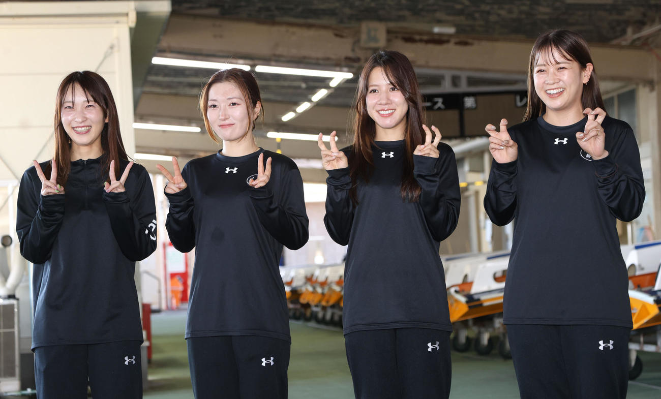 今回出場する女子4人（右から）勝浦真帆、実森美祐、西橋奈未、高憧四季が笑顔でポーズ（撮影・西尾就之）