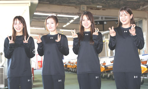 右から勝浦真帆、実森美祐、西橋奈未、高憧四季が笑顔でポーズ