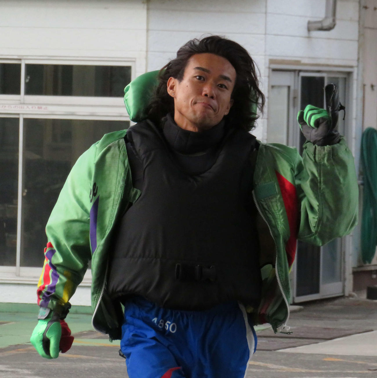野中一平が6コースから勝利してドヤ顔でガッツポーズ