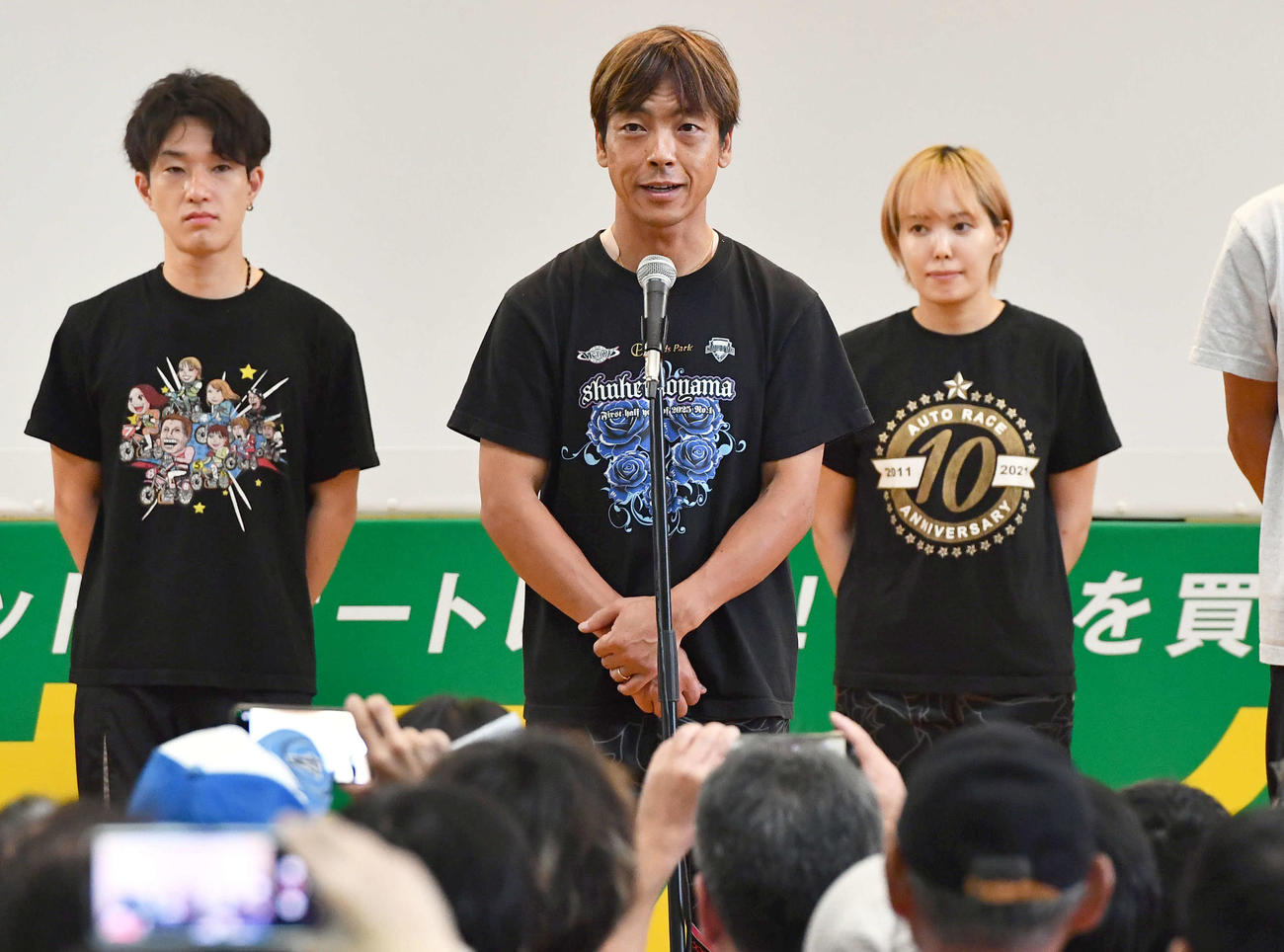 特別G1共同通信社杯プレミアムカップ最終日　優勝戦出場選手紹介でファンにあいさつする1番車の青山周平（撮影・岩下翔太）