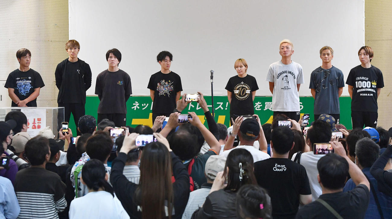 特別G1共同通信社杯プレミアムカップ最終日　優勝戦出場選手紹介に登場した、左から1番車・青山周平、2番車・佐藤励、3番車・鈴木圭一郎、4番車・黒川京介、5番車・佐藤摩弥、6番車・荒尾聡、7番車・早川清太郎、8番車・平田雅崇（撮影・岩下翔太）