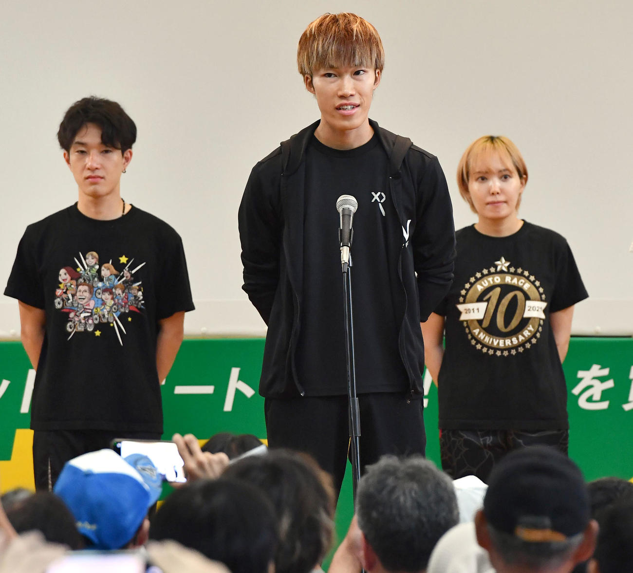 特別G1共同通信社杯プレミアムカップ最終日　優勝戦出場選手紹介でファンにあいさつする2番車の佐藤励（撮影・岩下翔太）