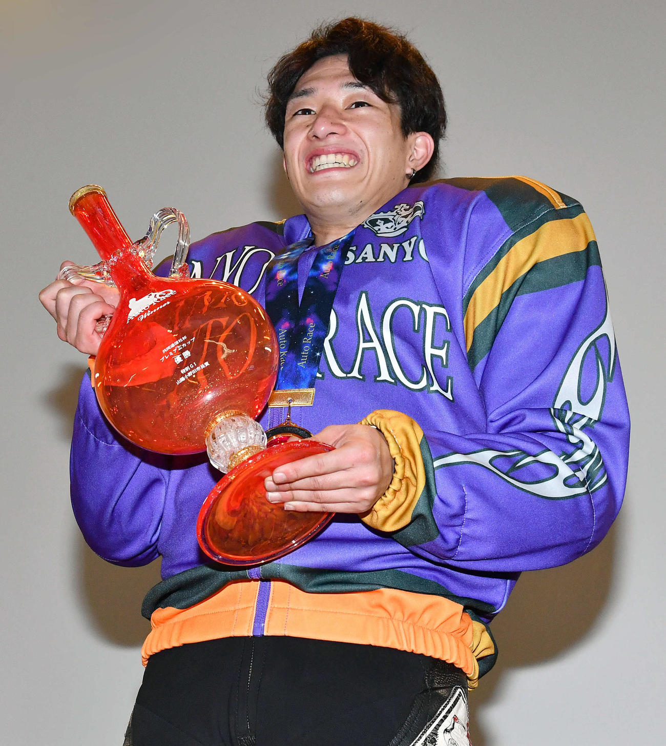 優勝した黒川京介はガラス製の優勝トロフィーを手に笑顔を見せる（撮影・岩下翔太）