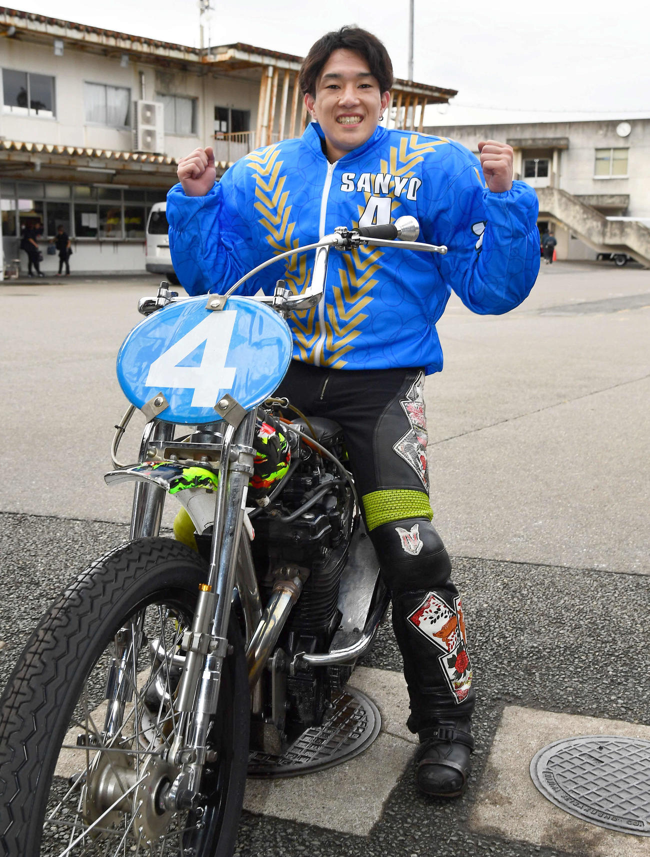 優勝した黒川京介は笑顔でガッツポーズ（撮影・岩下翔太）