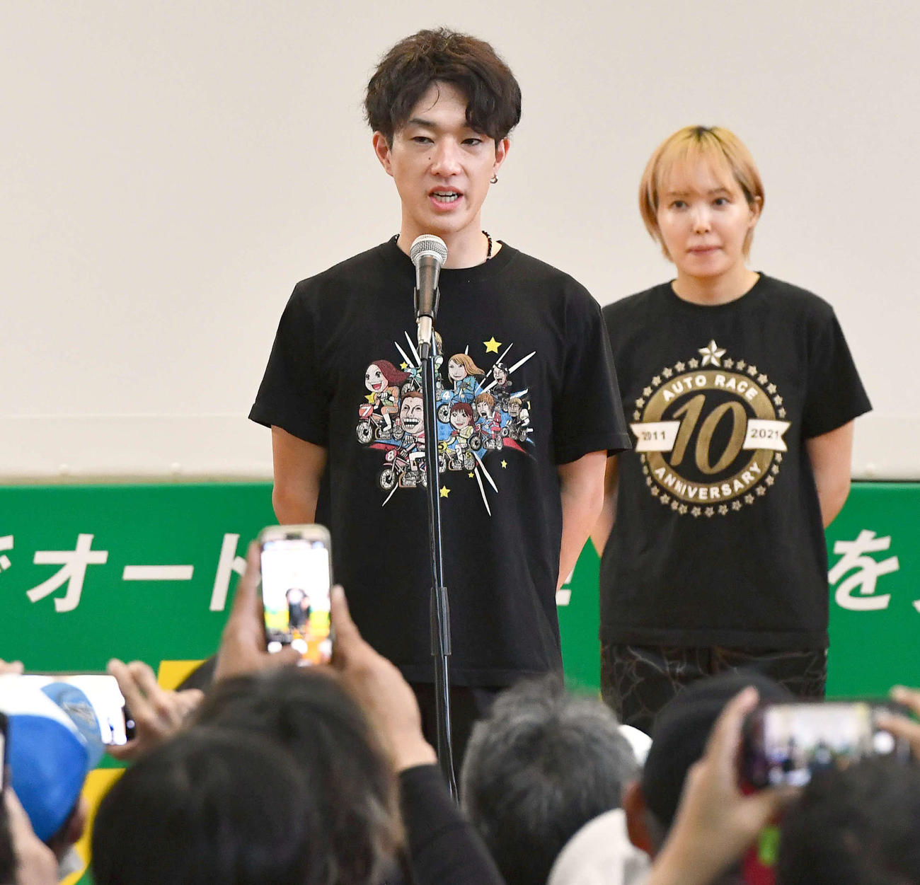 特別G1共同通信社杯プレミアムカップ最終日　優勝戦出場選手紹介でファンにあいさつする4番車の黒川京介（撮影・岩下翔太）