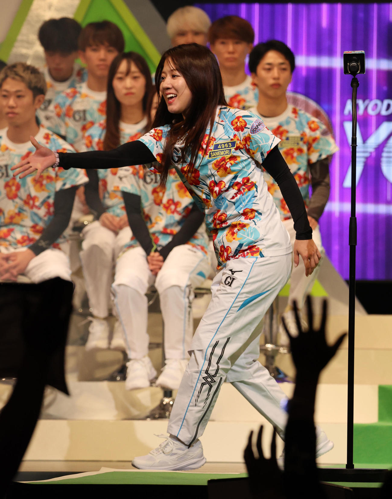宮島ボートG1ヤングダービー　開幕セレモニーが行われ、実森美祐はマスコットをファンに投げ入れる（撮影・西尾就之）