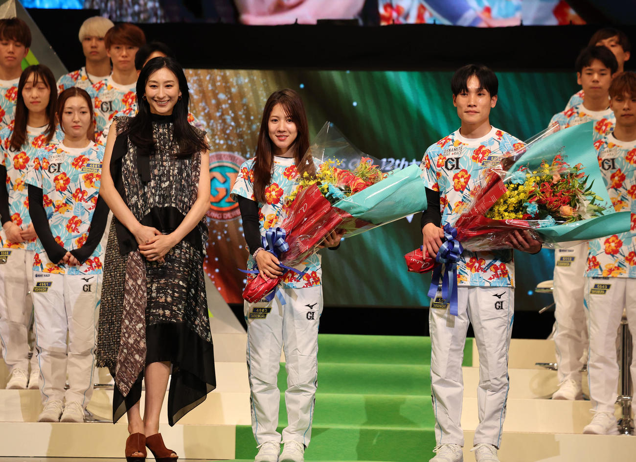 宮島ボートG1ヤングダービー　開幕セレモニーが行われ、浅田舞（左）が花束贈呈に登場、記念写真に納まる。右から高橋竜矢、実森美祐（撮影・西尾就之）