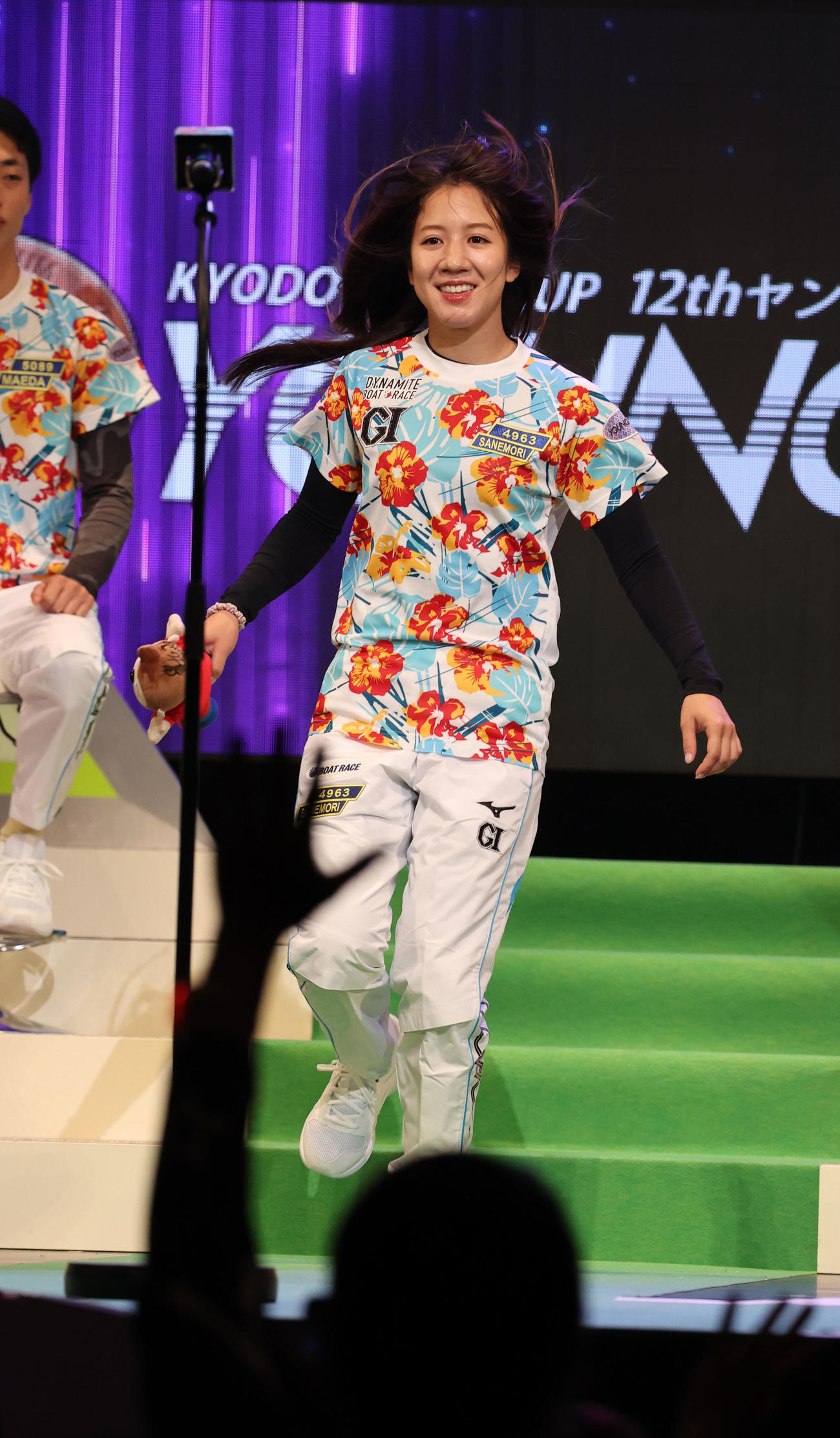 宮島ボートG1ヤングダービー　開幕セレモニーが行われ、実森美祐は笑顔で登壇（撮影・西尾就之）