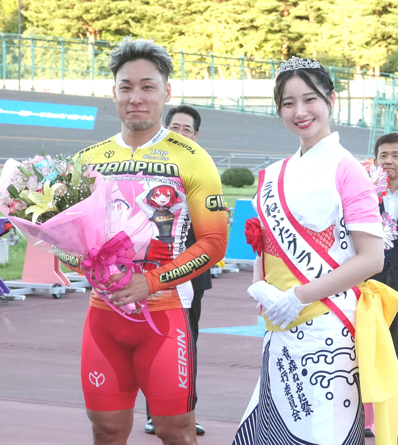 「ミスねぶた」グランプリの女性から花束を贈られる郡司浩平