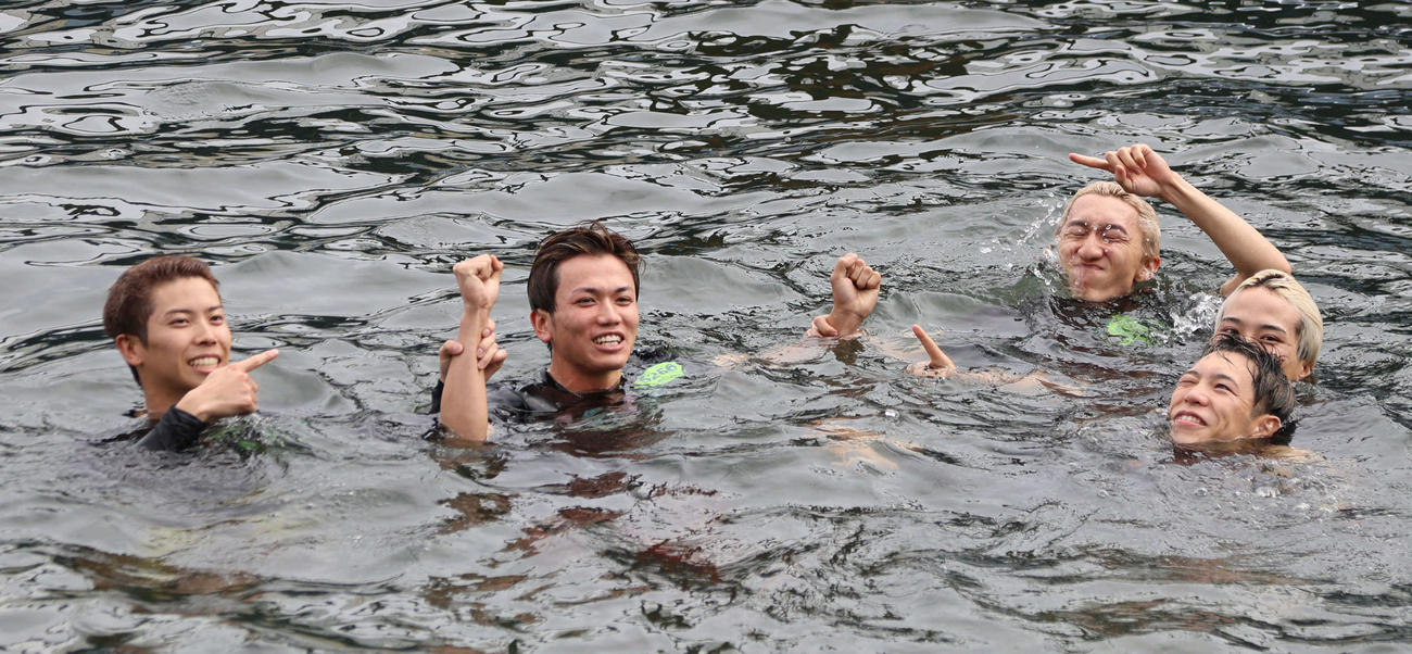 4RでG1初勝利を挙げ、水神祭で水に投げ込まれた5256中山翔太（左から2人目）はポーズをとる（撮影・西尾就之）
