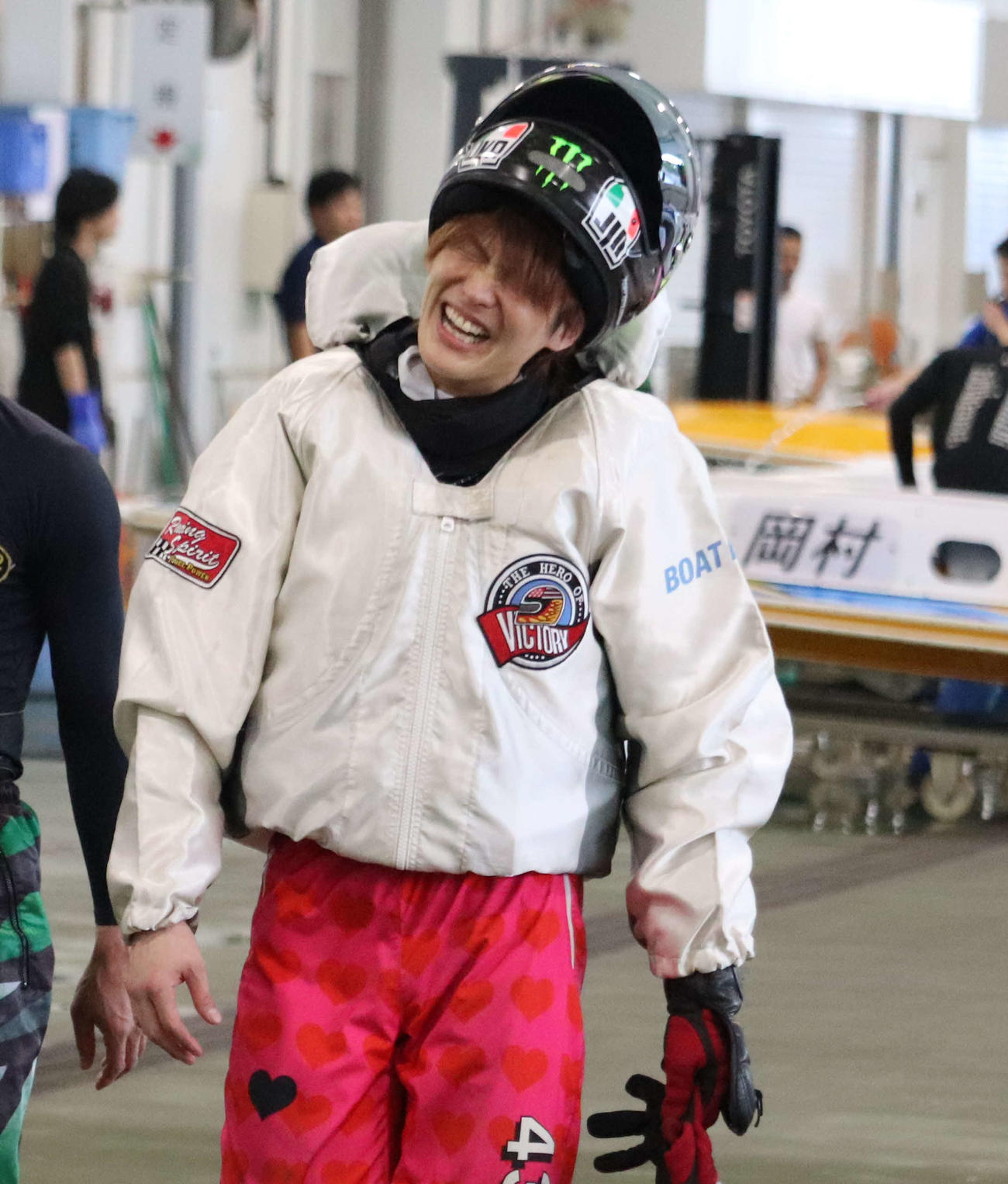 岡村仁がコンマ01のスタートで準優11Rを逃げ切り、ピットではほっとした表情を浮かべた
