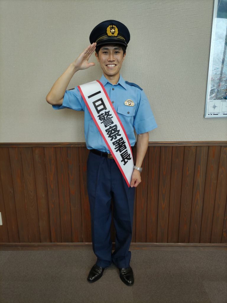 近江八幡警察署の一日署長を務めた松山将吾が、笑顔で敬礼（外部提供）