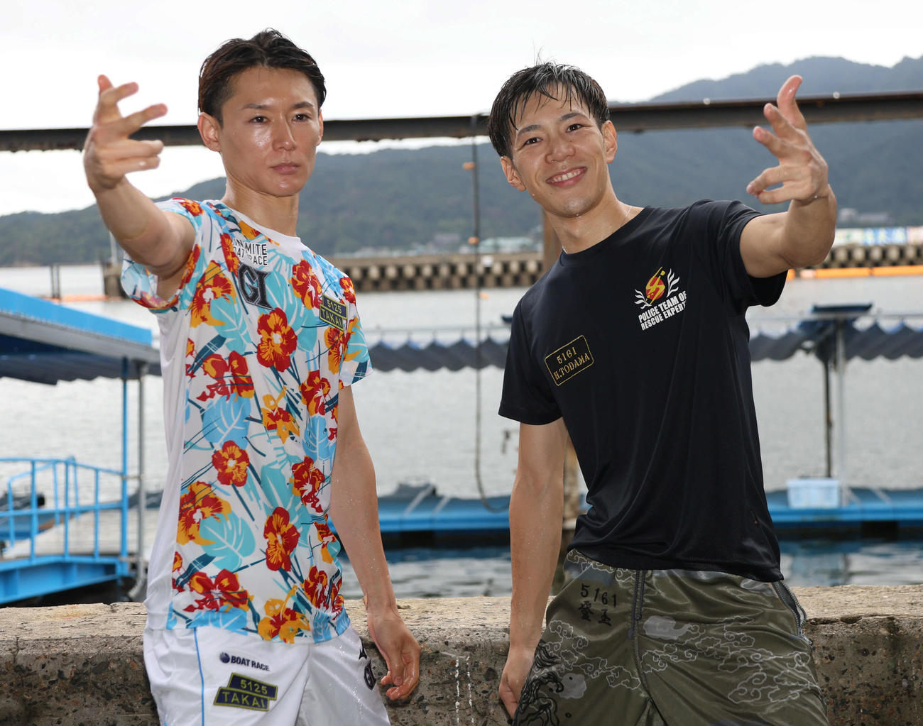 G1初勝利の高井雄基（左）と9Rで初勝利の登玉隼百は水神祭後にそろってポーズ（撮影・西尾就之）