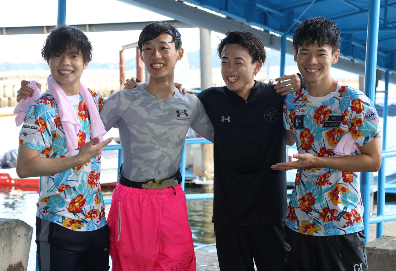 G1初勝利を飾り記念写真に納まる中野希一（左から2人目）。左から佐藤航、1人おいて青木蓮、砂長知輝（撮影・西尾就之）