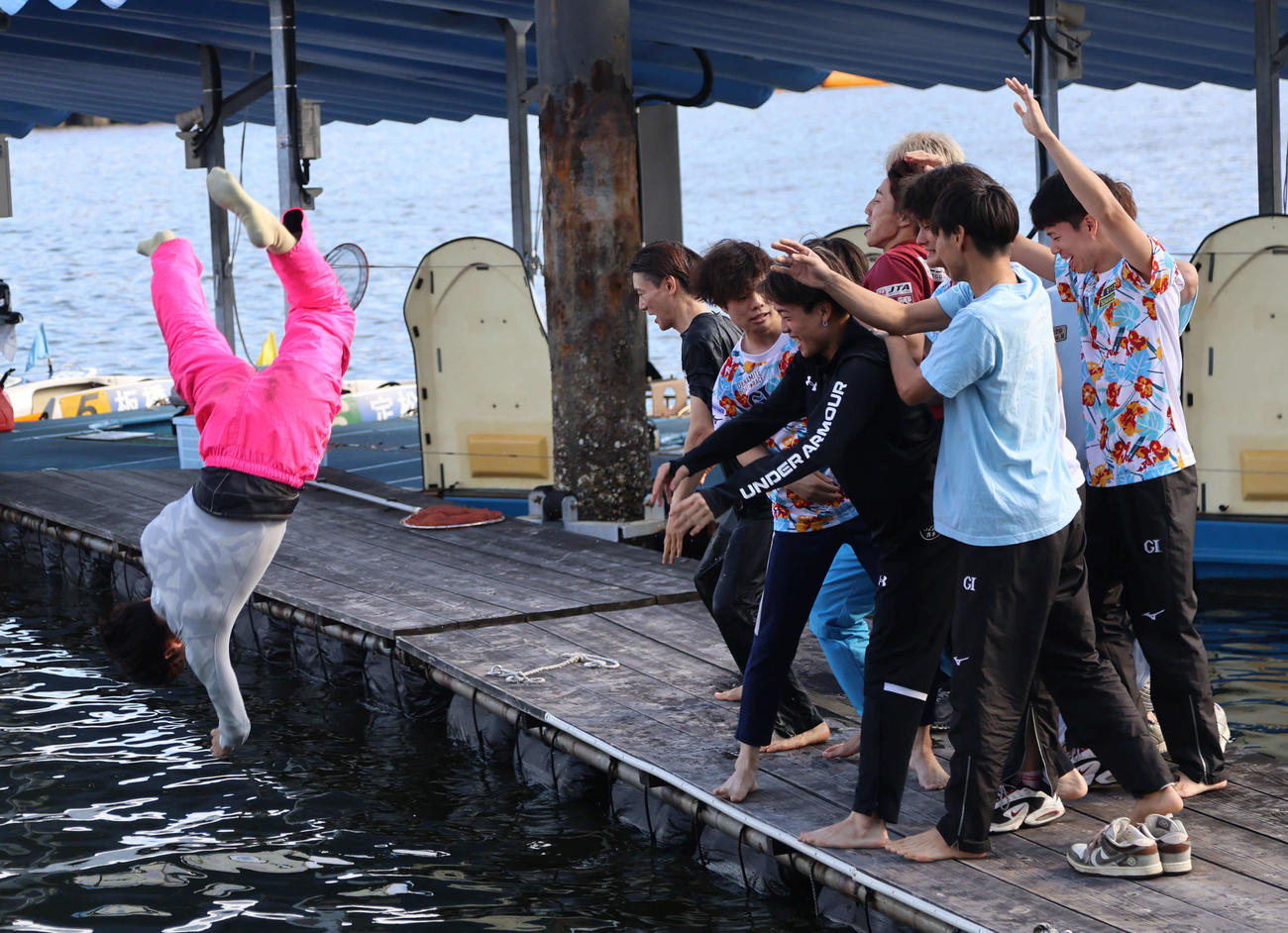 水神祭で水面に投げ込まれる中野希一（撮影・西尾就之）