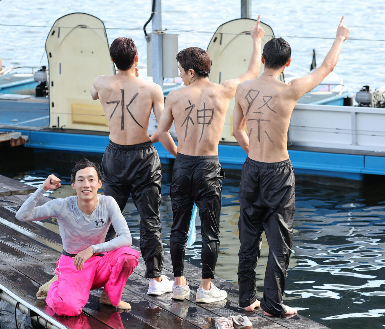 中野希一は水神祭後に記念写真に納まる（撮影・西尾就之）