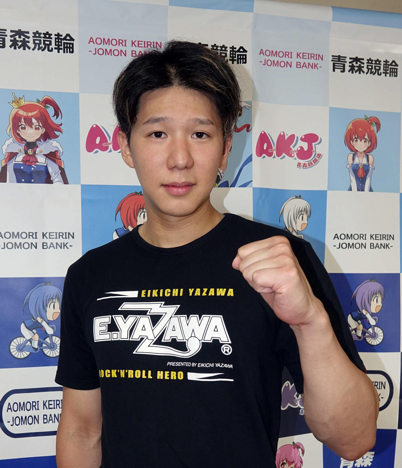 YAZAWAのTシャツを着てポーズを決める長谷部翔
