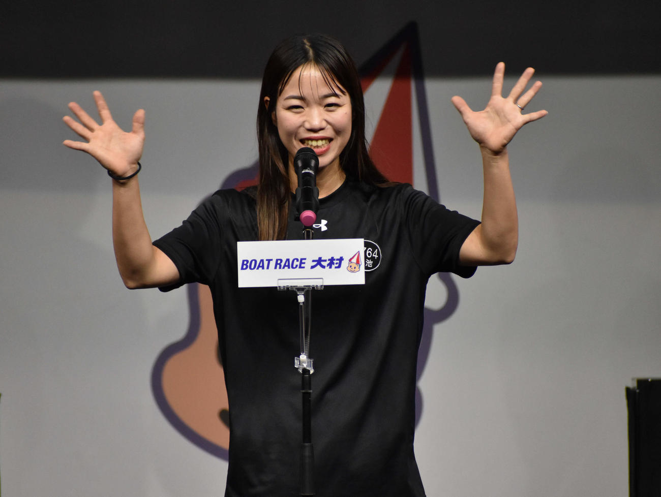 ファンの声援に応える小池礼乃