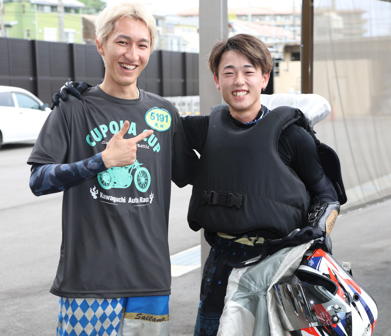 5Rで青木蓮（右）が逃げ切ってG1初勝利を挙げ、飛田江己と記念写真に納まる（撮影・西尾就之）