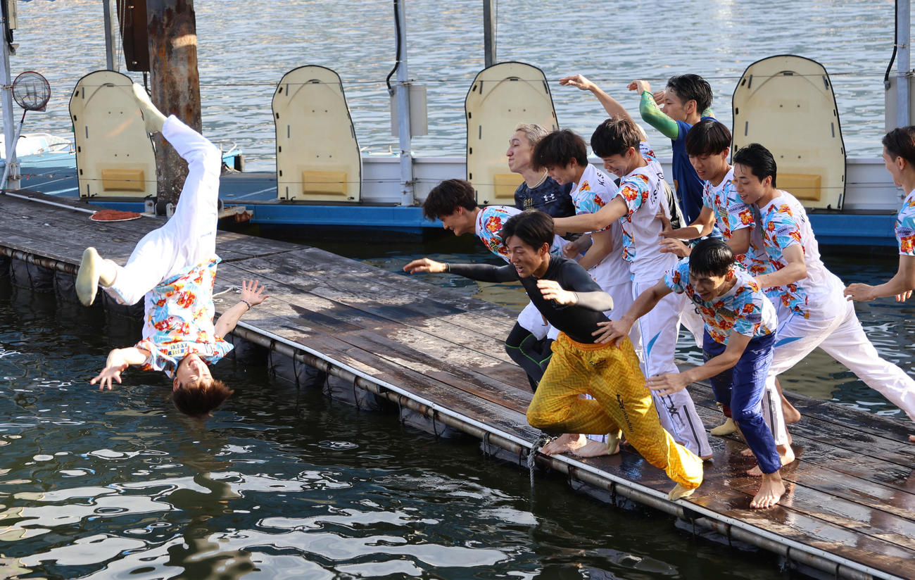 G1初勝利の青木蓮は水神祭で海に投げ込まれる（撮影・西尾就之）