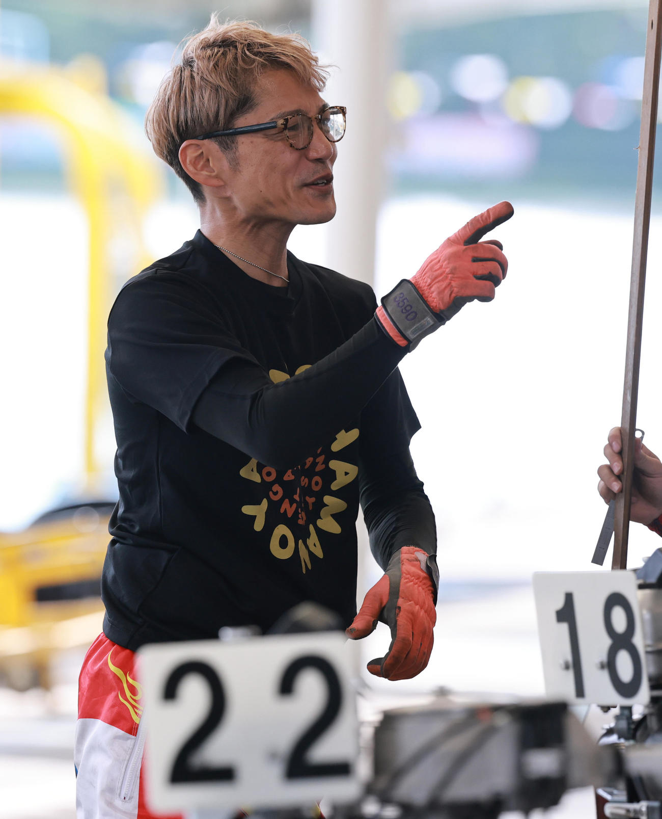 笑顔で調整する浜野谷憲吾（撮影・野上伸悟）