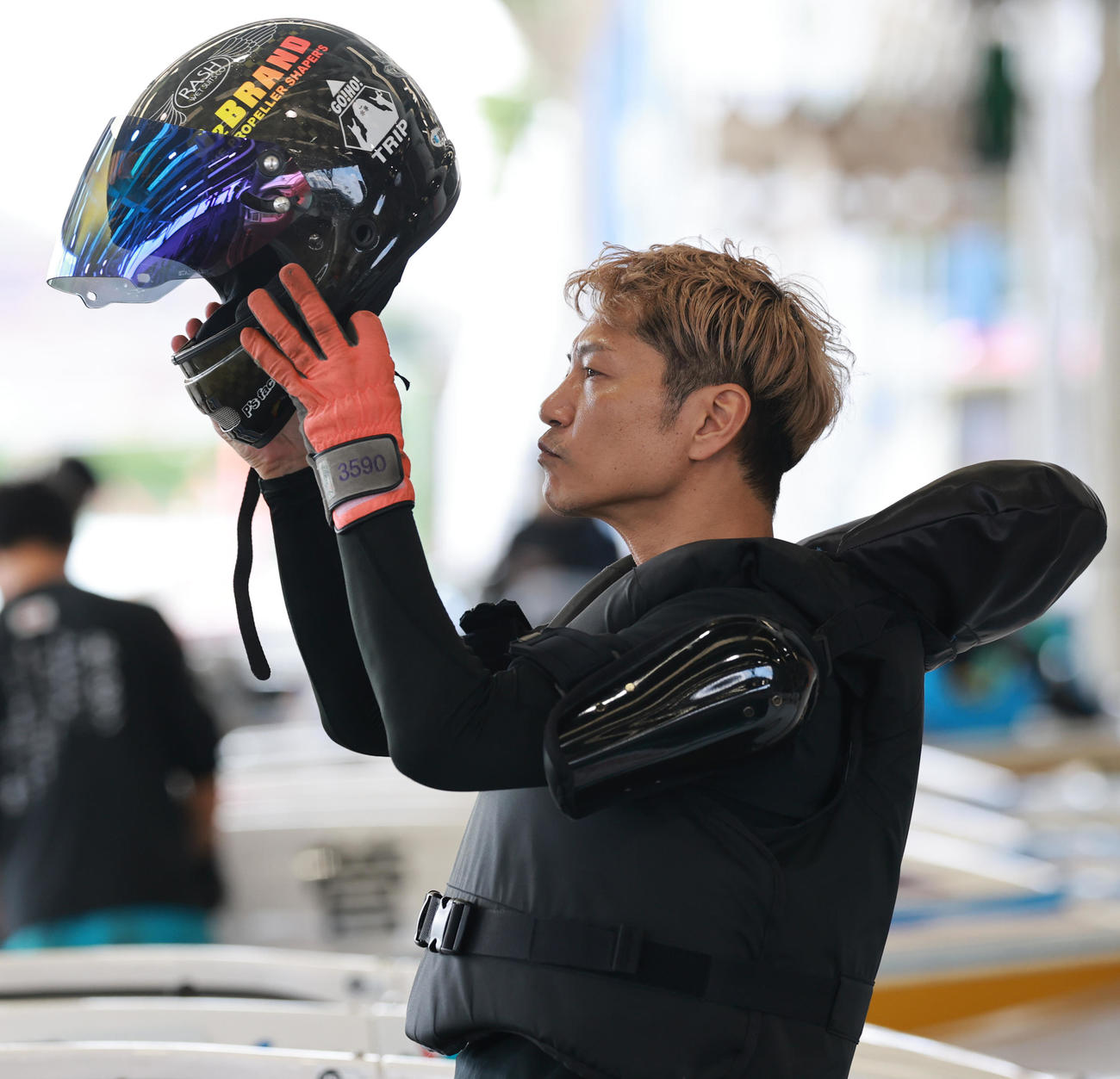 ヘルメットをかぶる浜野谷憲吾（撮影・野上伸悟）