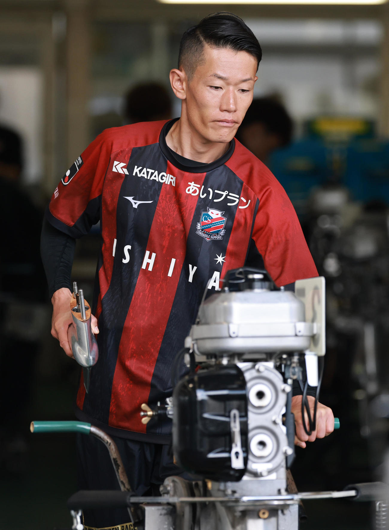 モーターを運ぶ茅原悠紀（撮影・野上伸悟）
