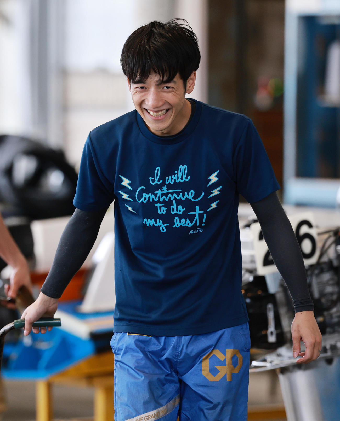 笑顔をみせる上條暢嵩（撮影・野上伸悟）