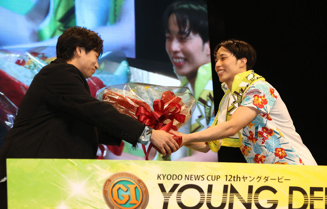 宮島ボートG1ヤングダービー　優勝した5068前田滉（右）はプレゼンターの前田旺志郎から花束を受け取る（撮影・西尾就之）＝宮島ボート場、2025年9月28日