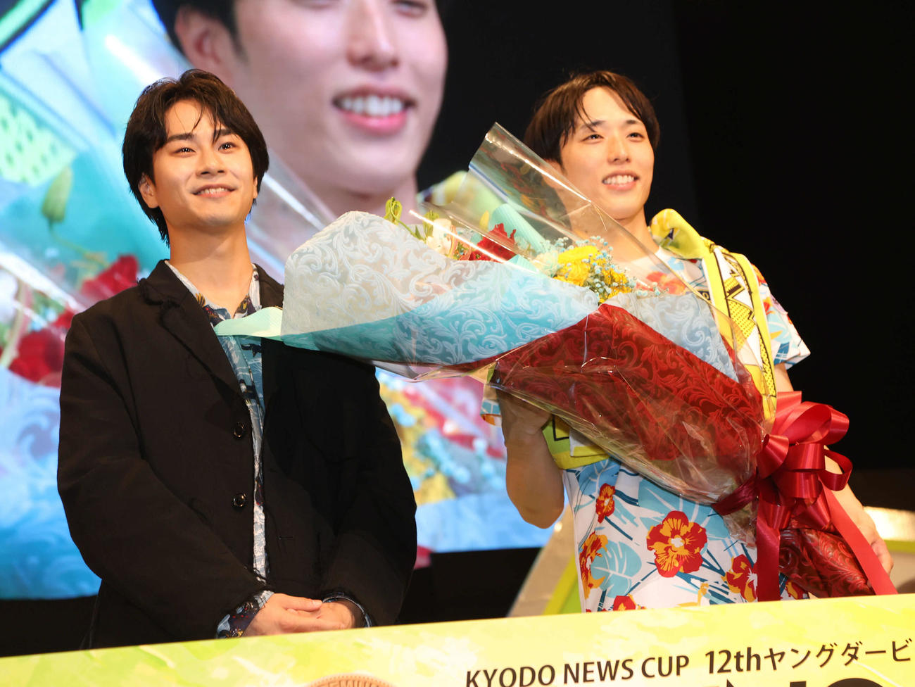宮島ボートG1ヤングダービー　優勝した5068前田滉（右）はプレゼンターの前田旺志郎から花束を受け取り記念写真に納まる（撮影・西尾就之）＝宮島ボート場、2025年9月28日