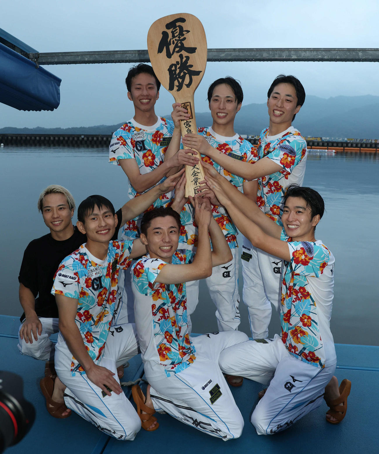 宮島ボートG1ヤングダービー　G1初優勝の5068前田滉（後列中央）は愛知の仲間と記念写真に納まる（撮影・西尾就之）＝宮島ボート場、2025年9月28日