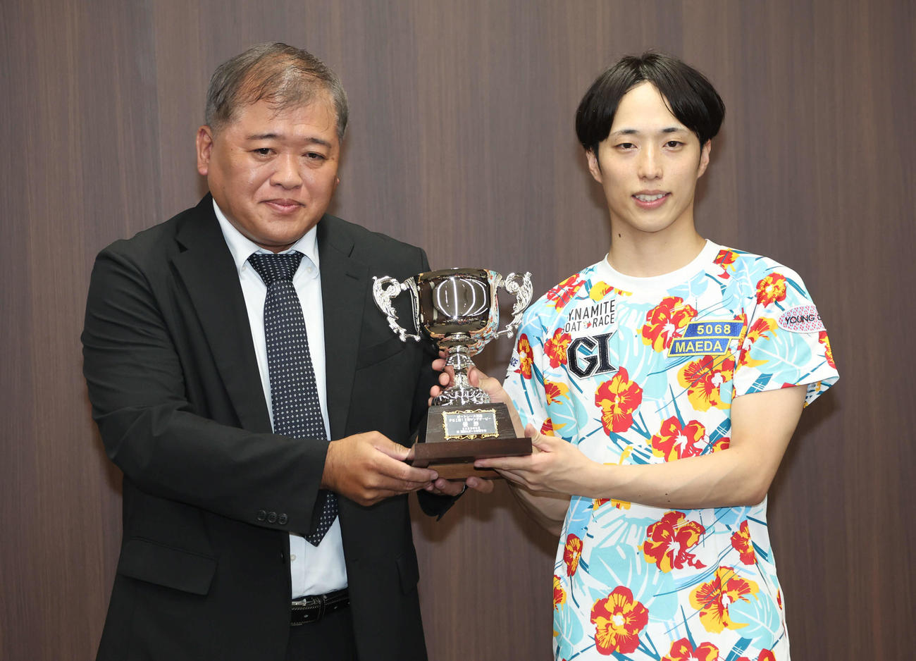 宮島ボートG1ヤングダービー　G1初優勝の5068前田滉（右）には関西スポーツ5社賞のカップが贈られた（撮影・西尾就之）＝宮島ボート場、2025年9月28日