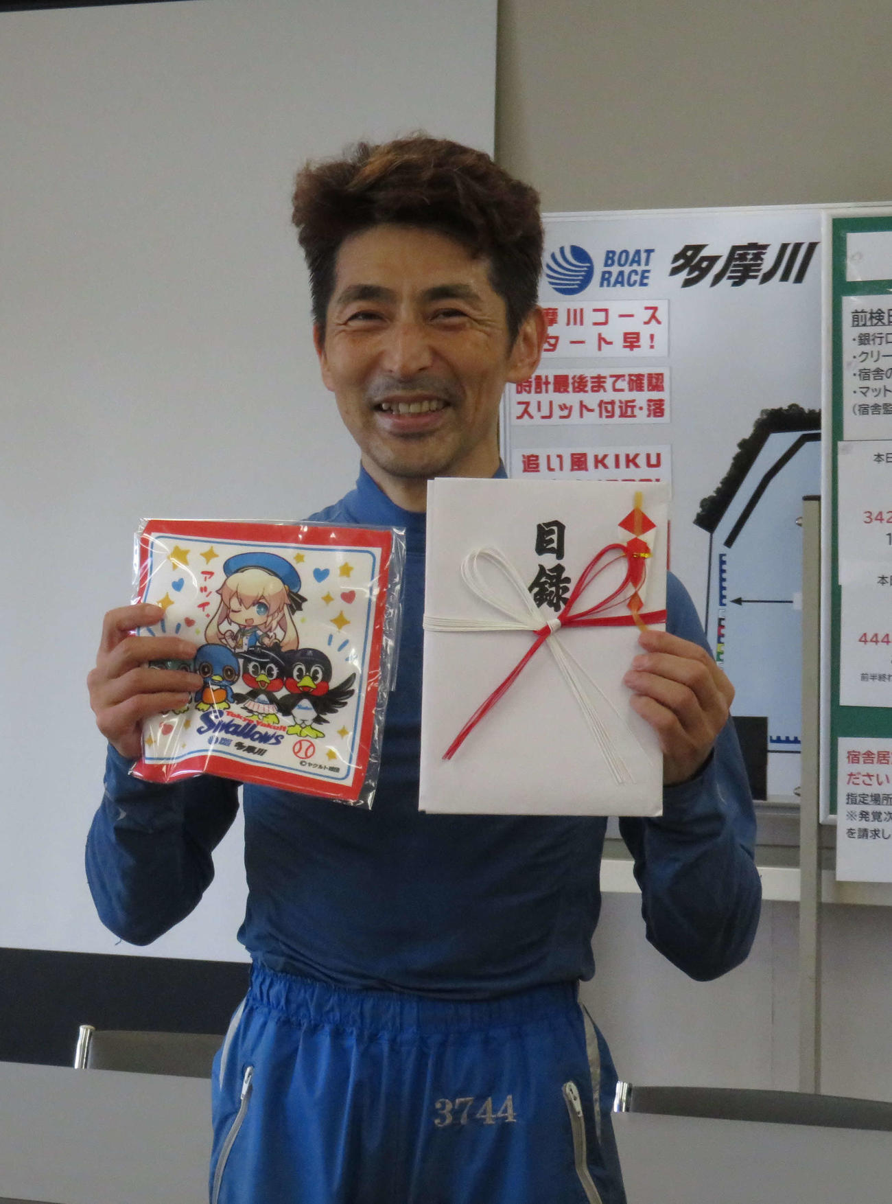 目録贈呈に笑顔の徳増秀樹