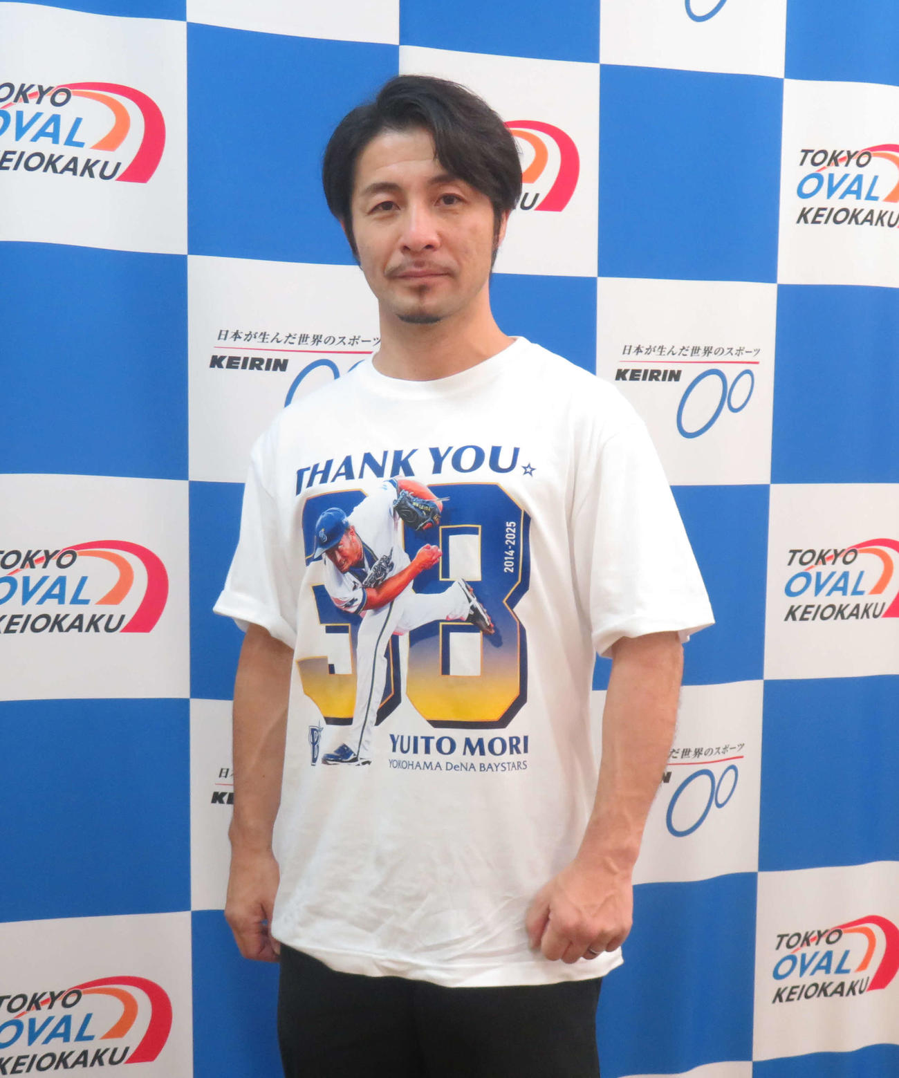 DeNAベイスターズ森唯斗の引退記念Tシャツを披露する園田匠（撮影・栗田文人）