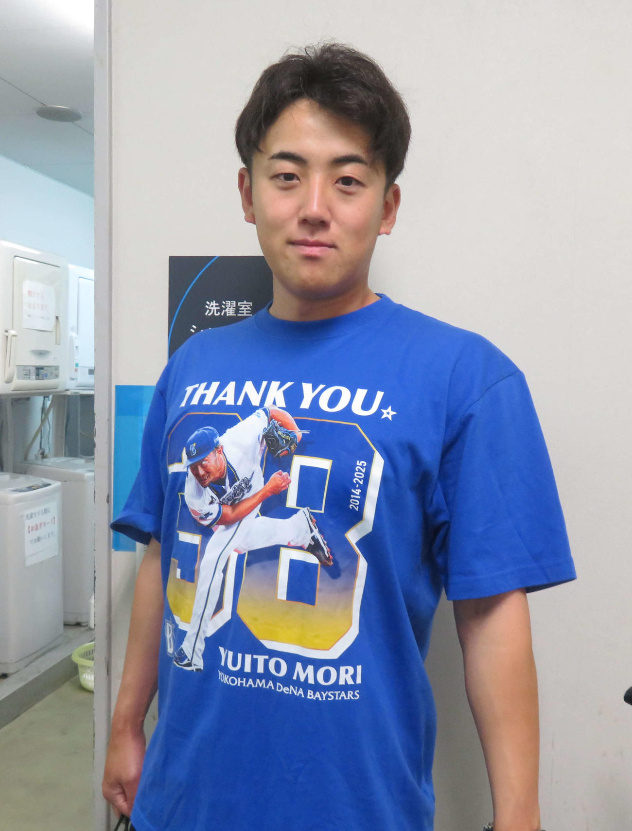 DeNAベイスターズ森唯斗の引退記念Tシャツを着る岩谷拓磨（撮影・栗田文人）