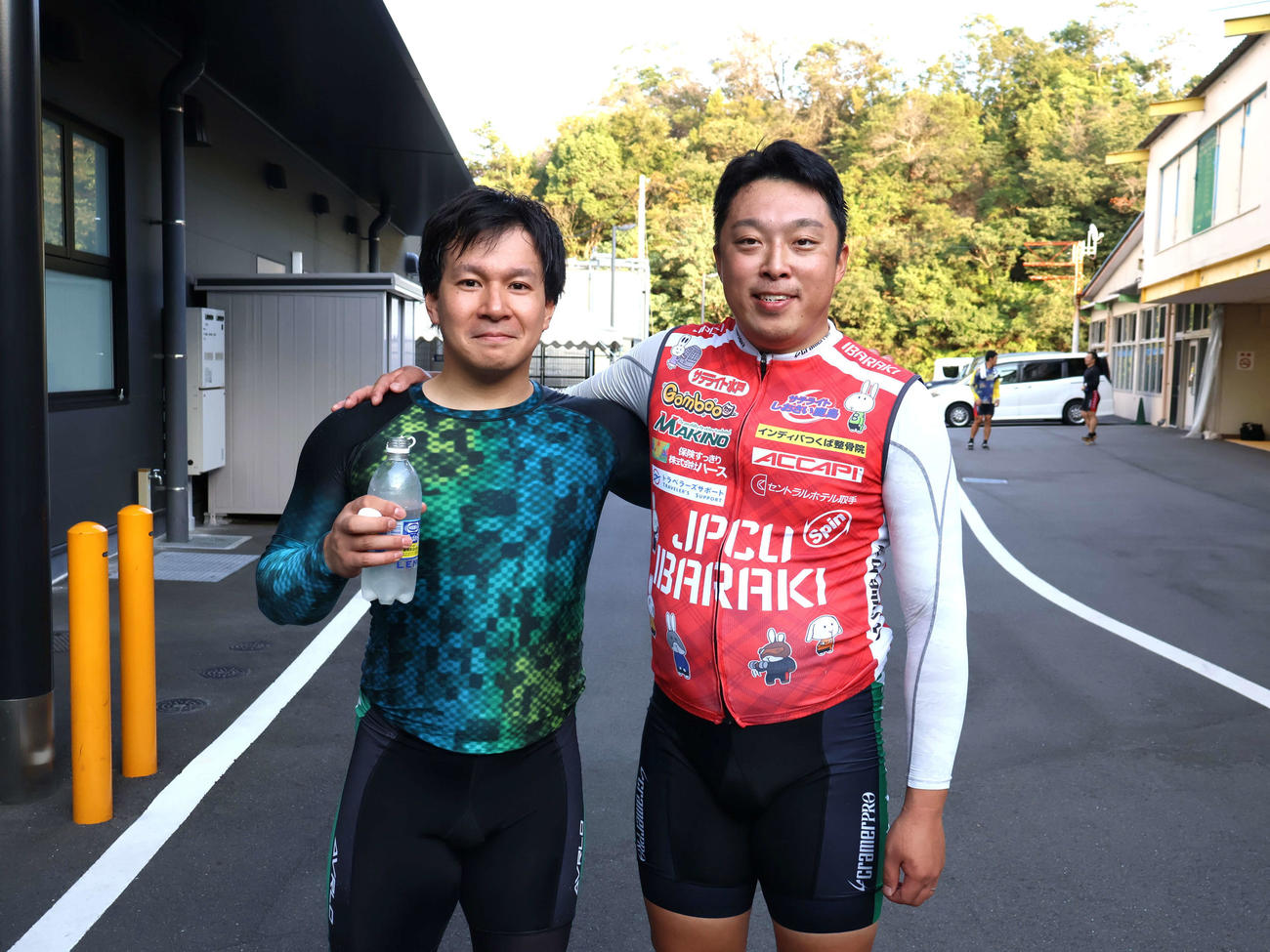 練習仲間の土田栄二（左）とともに準決進出を決め笑顔を見せる黒滝大翔（撮影・一樹）